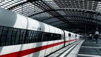Ein ICE hält am Bahnsteig im Berliner Hauptbahnhof