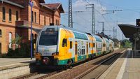 Ein Regionalzug der ODEG hält an einem ländlichen Bahnhof