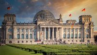 Der Reichstag in Berlin wird von der Sonne beschienen