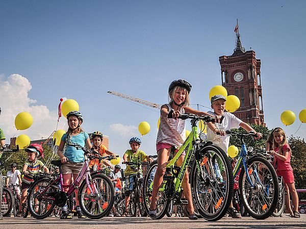 Foto: Kinder und Erwachsene mit Fahrrädern bei einer Kidical-Mass-Demonstration in Berlin.