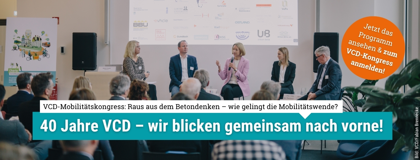 Das Bild zeigt eine Podiumsdiskussion aus der Perspektive des Publikums. Im Vordergrund sind mehrere Hinterköpfe zu sehen, im Hintergrund läuft eine Powerpoint-Präsentation, die verschiedene Logos zeigt. Am unteren Bildrand steht folgender Text: "VCD-Mobilitätskongress: Raus aus dem Betondenken - wie gelingt die Mobilitätswende? 40 Jahre VCD - wir blicken gemeinsam nach vorne!" In einem orangenen Button steht außerdem: "Jetzt schon das Programm ansehen & zum VCD-Kongress anmelden!"