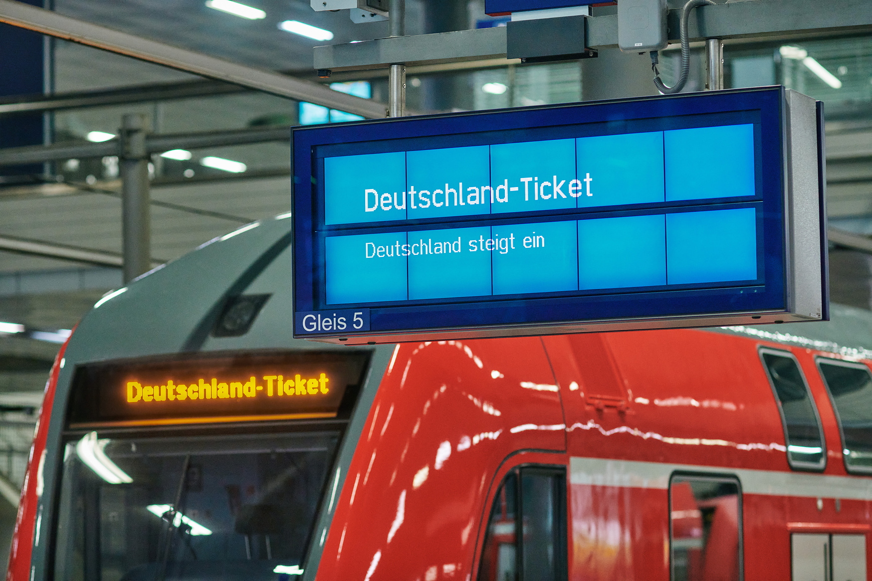 Auf dem Bild ist ein Regionalzug zu sehen mit einer Anzeigetafel auf der als Ziel "Deutschlandticket" steht
