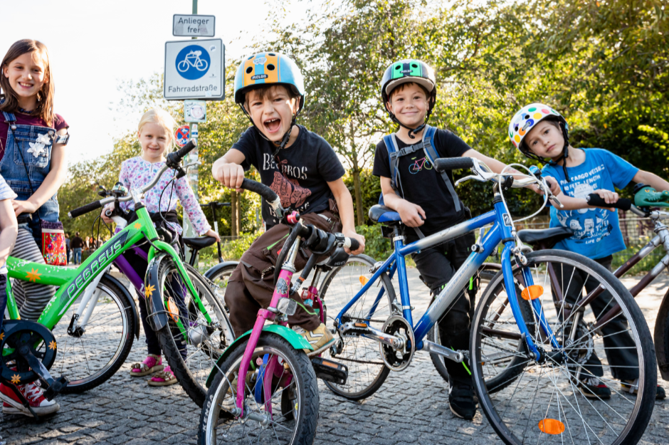Kinder mit Fahrrädern bei einer Aktion