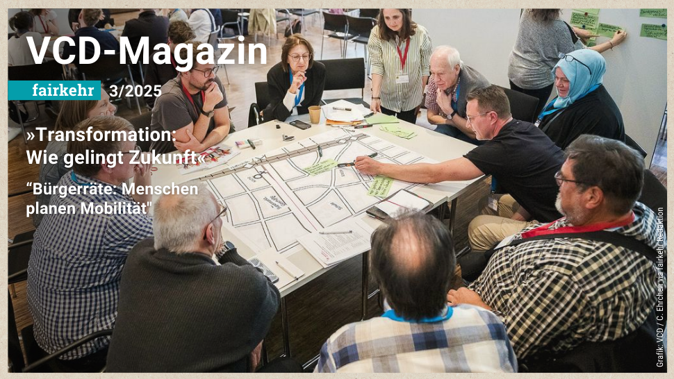 Foto: Gruppe von Menschen sitzt um Tisch und diskutiert über Stadtplan.